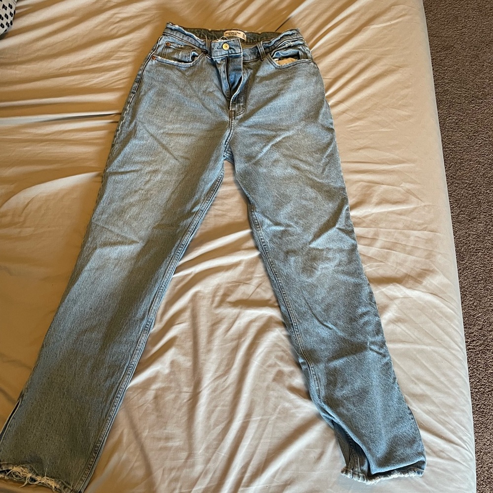 Lightly worn Abercrombie Curve Love Ultra High Rise 90s Straight Jean